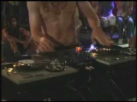 Dj increible con musica Scratch