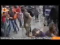 A empujones, porrazos y arrastrados por el suelo. El desalojo de los indignados de la plaza de Cataluña deja 90 heridos. La excusa de dejar libre la plaza para la limpieza no ha convencido a los acampados y la BRUTAL intervención policial ha terminado con esta carga. El desalojo ha sido seguido con interés y preocupación en las otras plazas donde se concentran los seguidores del movimiento 15-M. Primera carga policial. Los jóvenes no quieren moverse de la calle. Y los agentes reaccionan. Emplean las porras. También pistolas con pelotas de goma y armas de fogueo para disuadirlos. Los jóvenes no quieren que pasen los camiones de basura. Llegan más agentes y cargan de nuevo. Algunos jóvenes se enfrentan directamente con la policía. Los 'indignados' han retomado este mediodía sus movilizaciones tras la actuación policial de la mañana de este viernes, con más actividad que nunca, con una asistencia de cerca de 4.000 personas en la Plaza de Catalunya. Una de las 'indignadas', Elisabeth Ejarque, ha asegurado a Europa Press que tras recuperar el control de la plaza, los manifestantes han empezado a reconstruir 