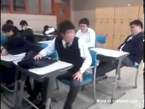 Trolando chines que estava dormindo na sala de aula.