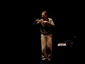 Neri Marcorè invitato speciale alla festa dell'unità di Modena imita Alberto Angela come nell'ottavo nano.