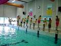 Turnkamp Tabitta salto's in het zwembad