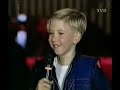 o cantor mirim jordy, um pouco mais crescido,  cantando uma m�sica pouco conhecida num talk show...