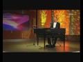 alex parker - liebe ist heut mein men� (ndr fernsehen), mitschnitt vom 30.3.08. am ende des videos berichtet der moderator, dass alex parker von einer zuschauerin mit robbie williams verwechselt wurde. so gut wie alex parker sieht der aber nicht aus und klavier spielen kann er wohl auch nicht!