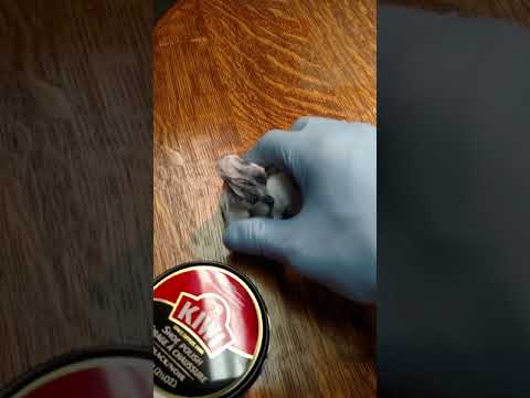 video-linktoworks-How to darken wood grain with black polish