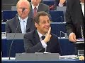 intervention muscl�e de jean-marie le pen au parlement europ�en. european parliament monsieur le pr�sident, vous voici investi pour 6 mois dans la fonction tournante et �ph�m�re de pr�sident de l'union europ�enne. a l'oppos� de la majorit� des �lecteurs fran�ais, vous vous �tes r�v�l� comme un europ�iste z�l�, allant m�me jusqu'� oser repr�senter sous la forme � peine diff�rente du trait� de lisbonne, la constitution qu'avec les hollandais, les fran�ais avaient rejet�e en 2005. las, votre projet vient d'achopper sur la volont� du peuple irlandais. le trait� de lisbonne est donc caduc, malgr� toutes les man?uvres qui chercheraient � imposer aux peuples europ�ens, la volont� de la camarilla euro-mondialiste dirigeante. jeune d�put�, j'avais vot� en 57 contre le trait� de rome, premi�re �tape d'un processus qui devait conduire selon ses promoteurs : monnet et coudenhove-kalergi entre autres, aux etats-unis d'europe. cette tour de babel ne pouvant �tre construite que sur les d�combres des nations, et d' abord de ma patrie la france, j'en fus depuis l'adversaire r�solu. on nous dit que la mondialisation entraine partout des changements fondamentaux auxquels nous devons nous soumettre. mais � la v�rit�, dans le monde, les nations se renforcent, appuy�es sur des patriotismes fervents, sauf dans un seul espace, l'europe, o� nations et patries sont brad�es, d�mantel�es, d�moralis�es au profit d'un projet sans puissance, sans identit�, tandis que les vagues migratoires �trang�res l  ... 