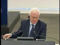 intervention muscl�e de jean-marie le pen au parlement europ�en. european parliament monsieur le pr�sident, vous voici investi pour 6 mois dans la fonction tournante et �ph�m�re de pr�sident de l'union europ�enne. a l'oppos� de la majorit� des �lecteurs fran�ais, vous vous �tes r�v�l� comme un europ�iste z�l�, allant m�me jusqu'� oser repr�senter sous la forme � peine diff�rente du trait� de lisbonne, la constitution qu'avec les hollandais, les fran�ais avaient rejet�e en 2005. las, votre projet vient d'achopper sur la volont� du peuple irlandais. le trait� de lisbonne est donc caduc, malgr� toutes les man?uvres qui chercheraient � imposer aux peuples europ�ens, la volont� de la camarilla euro-mondialiste dirigeante. jeune d�put�, j'avais vot� en 57 contre le trait� de rome, premi�re �tape d'un processus qui devait conduire selon ses promoteurs : monnet et coudenhove-kalergi entre autres, aux etats-unis d'europe. cette tour de babel ne pouvant �tre construite que sur les d�combres des nations, et d' abord de ma patrie la france, j'en fus depuis l'adversaire r�solu. on nous dit que la mondialisation entraine partout des changements fondamentaux auxquels nous devons nous soumettre. mais � la v�rit�, dans le monde, les nations se renforcent, appuy�es sur des patriotismes fervents, sauf dans un seul espace, l'europe, o� nations et patries sont brad�es, d�mantel�es, d�moralis�es au profit d'un projet sans puissance, sans identit�, tandis que les vagues migratoires �trang�res l  ... 