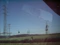 Helikopter - Hubschrauber fliegt unter Hochspannungsleitung her