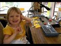 Marie-Claire zet kindermolen aan op de kermis.