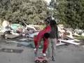 Caidaa! salto con skate-cochecito 