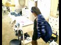 Esta chica no sabe cuan transparente es su vestido hasta que se ve el culete en el espejo.