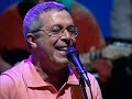 cl�ssico de s�, rodrix & guarabyra - sobradinho (ao vivo by p.r. records)

o homem chega j� disfaz a natureza 
tira gente, p�e represa, diz que tudo vai mudar 
o s�o francisco la pra cima da bahia
diz que dia menos dia vai sumir bem devagar
e passo a passo vai comprindo a professia do beato que dizia que o sert�o ia alagar

o sert�o vai virar mar, d� no cora��o 
o medo que algum o mar tamb�m vire sert�o

adeus remanso, casa nova, sento-s�
adeus pil�o arcado vem o rio te engolir
debaixo d'�gua la se vai a vida enteira
por cima da cachoeira o gaiola vai subir
vai ter barragem no salto do sobradinho
o povo vai-se embora com medo de se afogar.