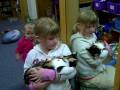 videos de My nieces hanging with a kitty at a shelter
