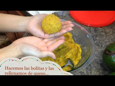 Bolitas de plátanos maduros rellenas de queso