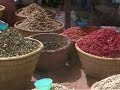 At the confluence of The Niger and Bani rivers, lies the lively town of Mopti: its harbour teems with fishing boats and large pinnasses, and its markets are full of coulours, from the women dresses to the local wares