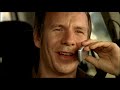 Sécurité routière - Téléphone au volant (16:9)Le téléphone, principale cause de distraction des conducteursLa conduite nécessite en permanence 100% de lattention des conducteurs pour parer les dangers éventuels pouvant survenir. Téléphoner au volant est une source de distractionqui altère la concentration des conducteurs, en détournant leur attention de la circulation.Conduire en téléphonant provoque également les effets suivants  :    *une certaine fixité du regard qui se traduit par une négligence de surveillance notamment dans les rétroviseurs du champ périphérique ;    *une moins bonne appréciation et perception des situations, une altération de lattention allouée à la conduite ;    *une augmentation du rythme cardiaque, traduisant une augmentation de la charge mentale liée à la difficulté de réaliser simultanément deux tâches ;      Au volant dun véhicule, au guidon dun deux-roues, quil soit ou non motorisé, une seconde de distraction peut avoir des conséquences dramatiques : en cas dimprévu, le temps de réaction pour un conducteur au téléphone augmente de 50% en moyenne. La distance darrêt du véhicule en cas durgence est donc plus grande et peut être à lorigine dun accident.Téléphoner en conduisant multiplie par 5 les risques daccidentTitre : Le scoopDurée : 30 secAgence : Lowe StratéusProduction image : Premiere HeureRéalisateur : Philippe Pollet-VillardPost-production image: Production bande son : Schmooze Premiere HeureCompositeur : pas de musiqueComédien Voix off : Catherine WilkeningDate Tournage : 25/10/2008Lieu Tournage : MarseilleTV Producer Agence : Barbara VairaDirecteur Artistique : Patrcik JumeauRédacteur : Jean-Christophe Thefo1ère date antenne : 30/11/2008En savoir plus : http://www2.securiteroutiere.gouv.fr/vos-infos/presse/communiques/4-2008/CP_27-11-08.html