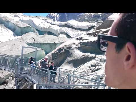Incrível acesso ao Mer de Glace feito por uma escada de 400 degraus.