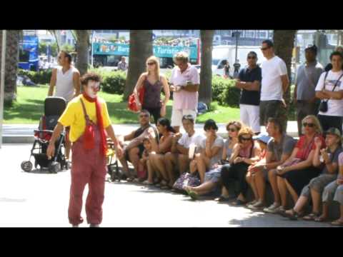 clown - Clown Durilov live perfomance on streets of Barcelona at Ramblas ストリートピエロРусский клоун на улицах Барселоны смешит буржуев и капиталистов. Русский гопник в ко...