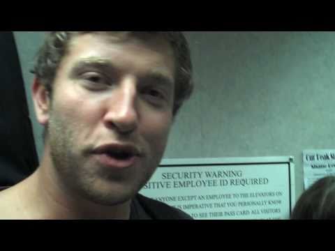 Brett Eldredge Stuck in an Elevator, Of Course He Sings!