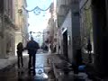 Antibes sous la neige.Les films ethnologiques que vous allez découvrir s'adressent aux générations à venir.A l'heure où la planète se réchauffe, Antibes se recouvre d'un épais manteau neigeux. Pourquoi ? Comment ? Et où ai-je mis ma clef de sol, hein, ha ?!J'accomplis ici mon devoir de mémoire en tant que citoyen, témoin d'événements extraordinaires.Voici le quatrième opus d'un septuor aussi pertinent que cocasse.