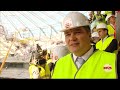 David Douillet était en visite cet après-midi sur le chantier du Grand Stade. Le ministre des sports est venu constater l'avancée des travaux. Une visite accompagnée de nombreux élus et guidée par les responsables d'Elisa, la filiale d'Eiffage chargée de la construction du stade. Retrouvez les informations du Nord-Pas-de-Calais sur Wéo dans leur intégralité : bit.ly