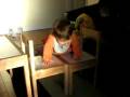 videos de Illan qui monthe sure la chaise