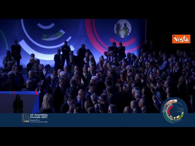 Applausi per Mattarella al suo arrivo 42esima assemblea annuale dell'Anci a Bologna
