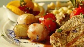 Medaillons vom Hirschrücken an Rotweinschalotten und karamellisierten Cocktailtomaten