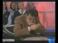 Παρουσιαστής σκάει στα γέλια
