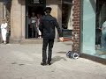 Killen som dansar utanför Gina tricot