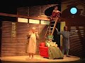 extraits de tante t, une pi�ce de th��tre  pour les 7 ans et plus. une production du petit th��tre de sherbrooke cr��e en janvier 2008.

tante t parle en marchant. tante t parle en mangeant. tante t parle en dormant... elle parle tant et tant! tante t a toujours un peu exag�r� et comm�r� et colport�. p�re et m�re l'ont quand m�me adopt�e, s'y sont m�me
attach�s! son discours effr�n� rythme maintenant les activit�s de toute la
maisonn�e, transformant lentement le couple attentionn� en une � m�r�puis�e � et un � p�rirrit� �. leur enfant r�ve du moment o� cette tante se taira. et voil� qu�un matin l'enfant trouve comment faire taire tante t. voil� qu'un matin, le silence se fait et que, surprise, la famille plonge dans le
d�sarroi...

tante t est une histoire qui raconte les besoins parfois conflictuelles des diff�rentes g�n�rations. toutefois, la musique et le jeu rythmique du langage, le traitement th��tral du sujet, les situations loufoques et la fantaisie des personnages permettent d'appr�cier l'amour g�n�reux et la tendresse profonde qui unissent les membres d'une famille.

texte : �rika tremblay-roy, musique : laurier rajotte, mise en sc�ne : isabelle cauchy, sc�nographie et conception des costumes : louis hudon, interpr�tes : france arbour, andr� gauvreau, pascale c. tremblay
et �rika tremblay-roy