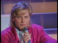 helmut frey - ein leben lang 1986

irgendwie kam er nicht von ihr los,
selbst als sie ihm sagte: es ist aus.
und er denkt: solang ich atmen kann,
hoff' ich, sie kommt wieder irgendwann.

ein leben lang, ein leben lang.
er wollt' nur sie ein leben lang.

manchmal hat man ihm von ihr erz�hlt.
und er dachte, wie sie ihm oft fehlt.
jeden brief, den sie ihm einmal schrieb,
hebt er auf, nur weil er sie noch liebt.

an dem tag, als er f�r immer ging,
da starb auch die sehnsucht tief in ihm.
freunde war'n heut' da um ihn zu seh'n,
um mit ihm den letzten weg zu geh'n.

sie kam auch, sie hat ihn mal geliebt,
doch nur die erinnerung sie blieb.
seinen traum, den nahm er mit sich fort,
weit von hier, an einen fernen ort.

ein leben lang, ein leben lang.