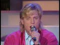 helmut frey - ein leben lang 1986

irgendwie kam er nicht von ihr los,
selbst als sie ihm sagte: es ist aus.
und er denkt: solang ich atmen kann,
hoff' ich, sie kommt wieder irgendwann.

ein leben lang, ein leben lang.
er wollt' nur sie ein leben lang.

manchmal hat man ihm von ihr erz�hlt.
und er dachte, wie sie ihm oft fehlt.
jeden brief, den sie ihm einmal schrieb,
hebt er auf, nur weil er sie noch liebt.

an dem tag, als er f�r immer ging,
da starb auch die sehnsucht tief in ihm.
freunde war'n heut' da um ihn zu seh'n,
um mit ihm den letzten weg zu geh'n.

sie kam auch, sie hat ihn mal geliebt,
doch nur die erinnerung sie blieb.
seinen traum, den nahm er mit sich fort,
weit von hier, an einen fernen ort.

ein leben lang, ein leben lang.