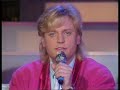 helmut frey - ein leben lang 1986

irgendwie kam er nicht von ihr los,
selbst als sie ihm sagte: es ist aus.
und er denkt: solang ich atmen kann,
hoff' ich, sie kommt wieder irgendwann.

ein leben lang, ein leben lang.
er wollt' nur sie ein leben lang.

manchmal hat man ihm von ihr erz�hlt.
und er dachte, wie sie ihm oft fehlt.
jeden brief, den sie ihm einmal schrieb,
hebt er auf, nur weil er sie noch liebt.

an dem tag, als er f�r immer ging,
da starb auch die sehnsucht tief in ihm.
freunde war'n heut' da um ihn zu seh'n,
um mit ihm den letzten weg zu geh'n.

sie kam auch, sie hat ihn mal geliebt,
doch nur die erinnerung sie blieb.
seinen traum, den nahm er mit sich fort,
weit von hier, an einen fernen ort.

ein leben lang, ein leben lang.