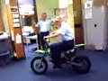 Politieagente op een inbeslaggenomen motor