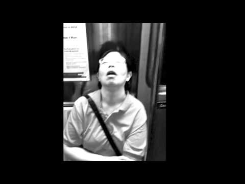 Donna che dorme in metropolitana Donna che dorme in metropolitana