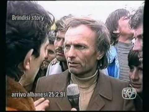 albanesi - Estratti dall'esclusivo filmato del 25 Febbraio 1991: lo sbarco degl albanesi nel porto di Brindisi.