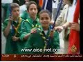 la flamme de l'espoir, apr�s son tour de france, a embras� paris. les scouts musulmans de france (smf), porteurs du flambeau, et l'association internationale soufie al�wiya (aisa), partenaire de l'�v�nement, se sont pli�s en quatre pour que la f�te soit r�ussie.
8h30 du matin. sinc�rit�, mis�ricorde et autre fraternit�, en provenance de toute l'europe, traversent all�grement la capitale. il s'agit des cars transportant scouts et adh�rents de aisa. une vingtaine de v�hicules en tout, aux noms �vocateurs. tous ont rendez-vous devant l'h�tel de ville de paris.
bendirs, rayta et chants animent le cort�ge qui grossit au fur et � mesure que les bus d�versent leurs flots de sourires sur pieds. l'effervescence est � son comble quand le long rang s'�branle. en t�te, la flamme de l'espoir sur son flambeau olympique, les fanions des diff�rents mouvements scouts, les drapeaux des nombreux pays pr�sents et de l'union europ�enne, suivis par les musiciens et tous ceux qui ont fait le voyage. la file vivante d'hommes, de femmes et d'enfants, en tee-shirts aux couleurs de la flamme de l'espoir, entrent dans la cour de l'h�tel de ville. les hauts murs font �cho � la joie ambiante et communicative. les chants qui r�sonnent accompagnent les d�l�gations qui entrent � l'int�rieur de la b�tisse, accueillies par le maire de paris, bertrand delano�. les discours officiels prennent la marque de ce jour.
tandis que la f�te se poursuit sur le parvis de la mairie, une autre se pr�pare � la villette.
d�but d'apr�s-midi. la grande place de la fontaine aux lions se remplit rapidement. une trentaine de stands accueille le public quand un bruit formidable de percussions se fait entendre. la flamme fait une entr�e remarqu�e : un ensemble de percussionnistes br�siliens suit de pr�s le jeune porteur du flambeau et le cheikh khaled bentoun�s, pr�sident fondateur des smf et de aisa, attirant autour d'eux toute une foule curieuse. le rythme est donn�. dans un moment d'intense joie, le flambeau est d�pos� sur son socle, � la vue de tous, t�moignant ainsi que l'espoir d'un avenir meilleur est bien vivant et en marche.
les festivit�s sont lanc�es. artistes, chorales interreligieuses, humoriste, danseurs et messages de paix se succ�dent sur sc�ne. le spectacle est garanti. a l'arri�re des stands et de l'exposition sur l'�mir abdelkader, les scouts animent des jeux pour les enfants.
apr�s zinedine zidane, le cheikh khaled bentoun�s devient passeur de la balle pour la paix (http://www.uneballepourlapaix.fr). il l'a transmet � son tour � al gore, ancien vice-pr�sident des etats-unis d'am�rique et conclut ainsi son intervention : � au moment o� je parle, � l'instant o� je parle, des �tres humains torturent d'autres �tres humains, des �tres humains tuent d'autres �tres humains, par id�ologie, par int�r�t politique, par croyance souvent. alors je dis � nos jeunes, ne vous laissez pas tenter, ne succombez pas � la haine, ne succombez pas � la violence. faites-vous entendre par l'esp�rance et la paix. agissez ! nous sommes trop peu nombreux � agir, � crier haut et fort notre espoir, notre esp�rance en un monde meilleur, plus fraternel, plus solidaire, plus juste.
rien ne peut justifier le meurtre d'un �tre autre humain, rien ne peut justifier le crime, rien ne peut justifier la haine que nous portons les uns vis-�-vis des autres.
vous jeunes, soyez les messagers de la paix, les ambassadeurs de la paix ! forcez vos gouvernements, forcez vos etats � changer d'attitude. forcez ceux qui vous dirigent � plus d'humanit�, � plus de fraternit�, � plus d'�galit� entre les hommes, quelle que soit leur race, leur couleur ou leur religion. acceptez-vous les uns les autres et pr�parez l'avenir d'un monde ensemble, l'un avec l'autre et pas l'un contre l'autre.
voil� le message que je souhaiterais que chacun de nous pr�sent ici en ce moment puisse porter avec lui dans la ville, le village ou le pays o� il habite. il y a des gens qui croient dans la paix, il y a des gens qui croient dans l'esp�rance. oui, nous existons et nous le prouvons ! �
la f�te s'ach�ve par l'ensemble religions en concert - dont font partie le choeur al�wiya et deux chorales juive et chr�tienne.