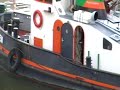 Sleepboot Woeste Willem wachtend voor De Beatrixbrug