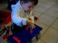 Jacopo a 3 anni usa il cacciavite.avi