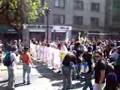 marchant le long de la manif