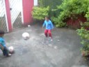 rhenan e rian jogando bola na casa do ton