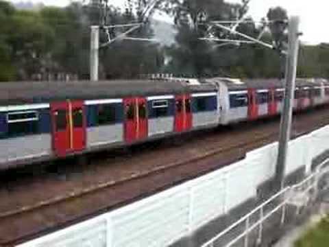 出廠列車 ( MLR )駛經大埔泰亨拗仔村行人天橋