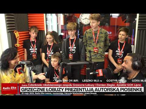 Grzeczne Łobuzy z Lipna z autorską piosenką w Radiu... :: Czy młodzież potrafi jeszcze oderwać się od telefonów i stworzyć coś własnego? Okazuje się, że tak! W audycji poznamy zespół "Grzeczne Łobuzy" z Lipna - grupę młodych muzyków, którzy pod okiem Damiana Zieglera nagrali autorską piosenkę "Szkolny Blues". Skąd wziął się pomysł na zespół, jak powstał utwór i dlaczego jego bohaterką została szkolna rzeczywistość widziana z przymrużeniem oka? Będzie o pasji, muzyce, wspólnej pracy i młodych ludziach, którzy zamiast scrollować ekran, wolą chwycić za instrumenty. A na koniec usłyszymy premierowo ich bluesową opowieść o szkolnym życiu.