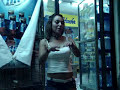 edecan sexy se pone nerviosa