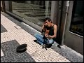 Artista de rua fazendo cover de Kurt Cobain(Nirvana) Não é todo dia que vimos uma pessoa com tamanha habilidade vocal pelas ruas. Esse artista se acomodou em uma estação da Cidade do Porto, em Portugal, e soltou a voz acompanhado de seu violão. Isto e muito mais em www.facebook.com