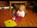 videos de Gillian stacking blocks