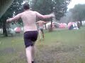 In Boxershort durch den Regen