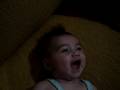 Bebê rindo muito de almofada