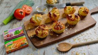 Coloque o frango cortado ao meio num tacho, cubra com água e junte o cubo de Caldo Knorr de Galinha. Deixe ferver tapado até o frango estar tenro.