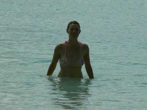 FILLE SEXY PLAGE BAIGNADE SOLEIL